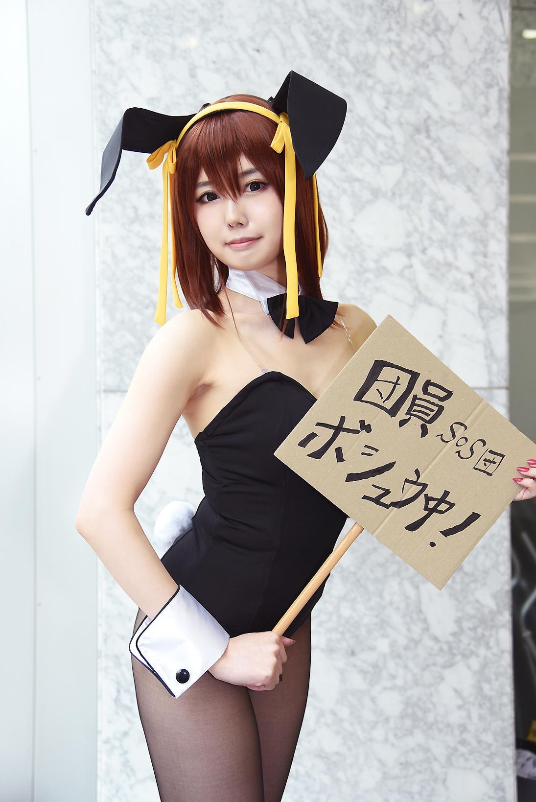 バニーガール姿の涼宮ハルヒに扮するしおんさん
