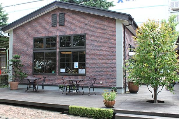 「1110 CAFE/BAKERY」はレンガ調の建物が目印