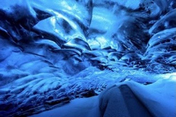 アイスランドで毎年10月中旬～3月のみ観覧できる「氷の洞窟」