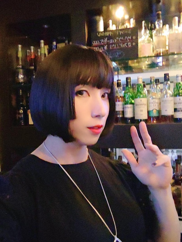 この姿で六本木で一日バー店長を務める事も。好きなお酒はブラッディメアリーだそう。ファンの来店も歓迎。書籍を持ってくれば気軽にサインもしてくれる