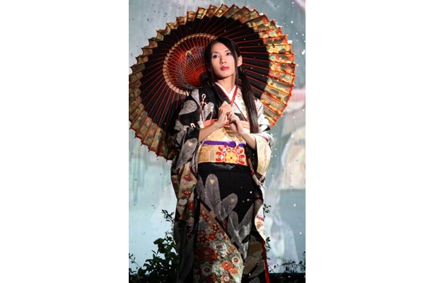 全国の産地から華やかな着物を集め、四季の移り変わりを表現する着物のファッションショーに登場した女優の芦名星さん