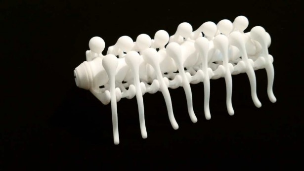 生命体の動きを研究し、3Dプリンタで作られたREADY TO CRAWL。ねじや釘は一切使わず、モーターで生きているように動く