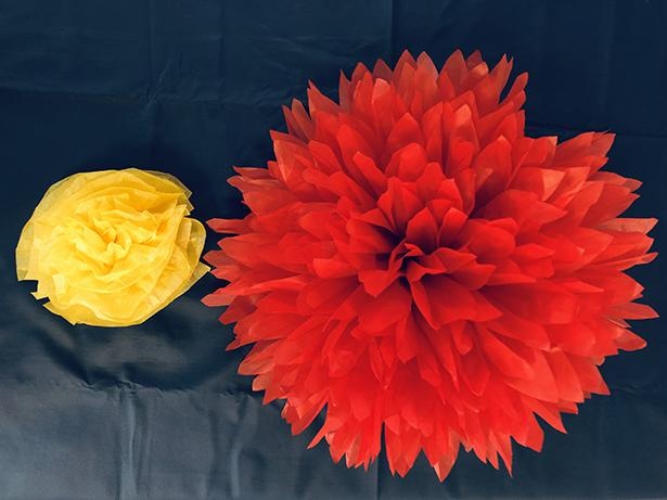 左の黄色い花が、一般的なお花紙の完成形。右が今回作るジャイアントペーパーフラワー。ダリアの花をイメージしている