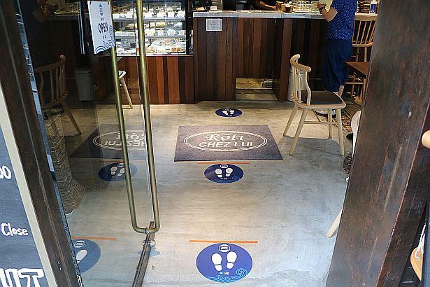 「ロティ シェリュイ」店内で使用したソーシャルディスタンス維持を啓発する資材