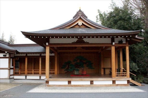 【写真を見る】杉並区無形文化財の「阿佐ヶ谷囃子」が奉納される能楽殿