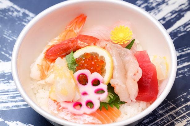 エビやマグロ、サーモンなど多種類の魚を楽しめる「海鮮丼」(780円)／梅吉水産