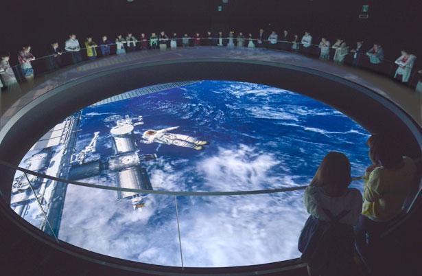 宇宙を見下ろすような臨場感を楽しめる「シアター宙」
