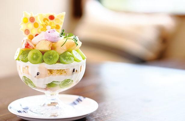 「桃とシャインマスカットのパフェ」(1580円) / 「cake&deli Cafe Milk Bush(ミルク ブッシュ) 本店」(名古屋市守山区)
