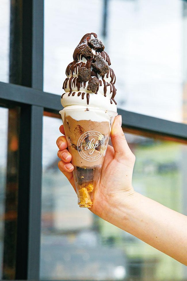 もこもこソフトクリームとほろ苦く甘いチョコが好相性！「濃厚チョコレートパフェ」(税込 880円) / cafe Clap