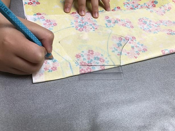 縫い代分は、フリーハンドで。不安なら縫い代線用の型紙スケールも作るのが良い