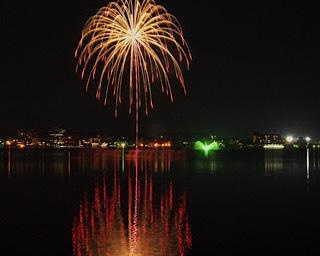 鮮やかな花火が湖面に映える。石川県加賀市で「片山津温泉納涼花火まつり」が開催