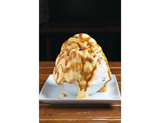 「プリン氷」(税込 1100円)にかける手作りのカラメルクリームは、苦味を控えめに / 町カフェ