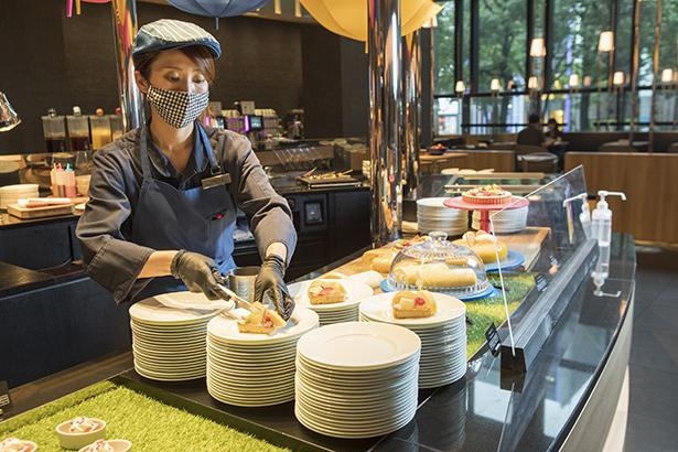 ホールケーキをシェフが切り分けてくれる