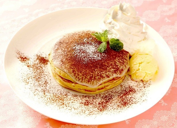 【写真を見る】「ティラミスパンケーキ」(税別750円)