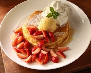 相性抜群のいちごとメープルシロップ！春を感じる限定パンケーキ