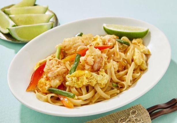 【写真】タイ料理の中でも日本人に人気の高い「赤海老のパッタイ(タイ風焼きそば)」も食べられる
