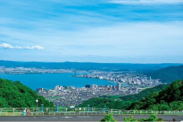 田の谷峠ゲートから10分ほどの展望台「夢見が丘」夢見が丘ガーデンベルから町が望める／滋賀・比叡山ドライブウェイ