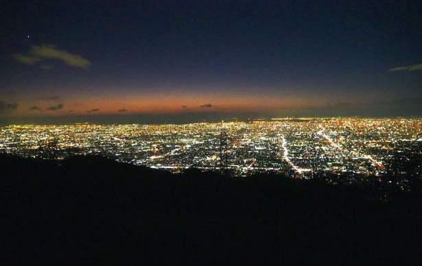 生駒山上料金所を越えた先にあるパノラマ展望台から見るきらびやかな夜景／奈良・信貴生駒スカイライン