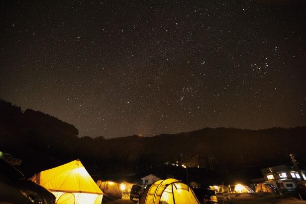 リフトに乗って高原のてっぺんへ行き星を眺めるプランもある／兵庫・若杉高原おおやキャンプ場