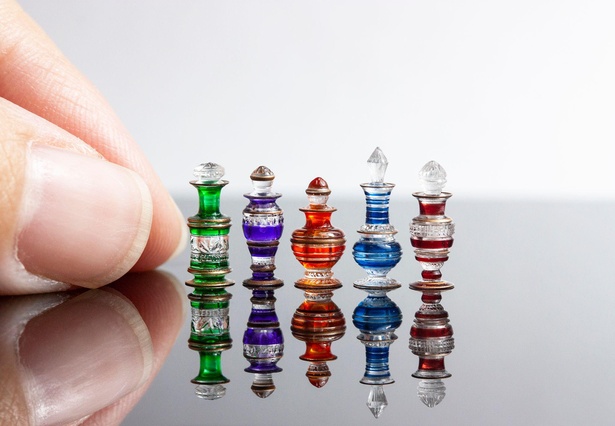 色も形も異なるミニチュア切子の作品