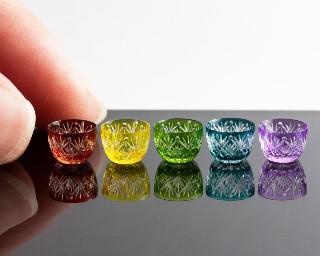 指先サイズの切子グラスに「神がかっている」の大反響！作家のこだわり満載のミニチュア作品