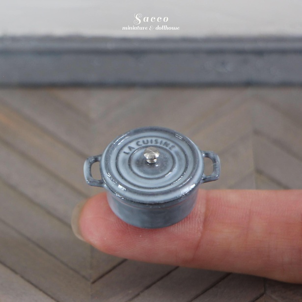 くすみのグレーカラーがかわいい鍋も指先サイズ