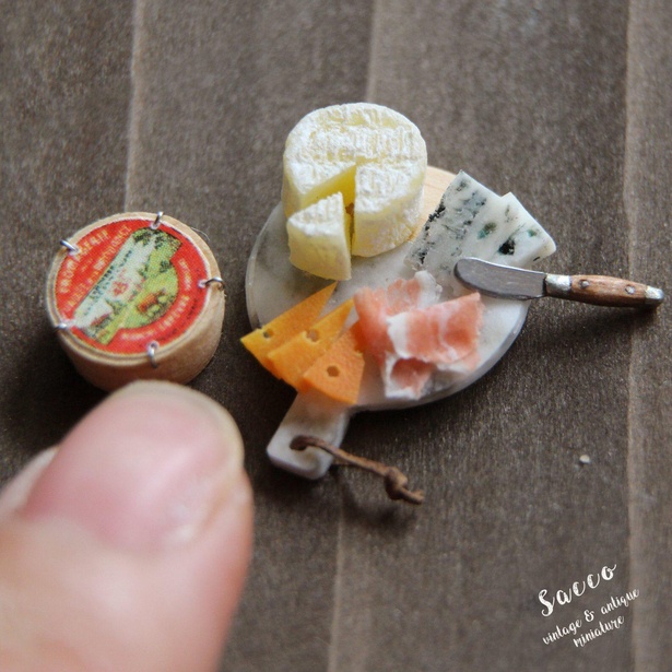 食欲をそそるチーズの盛り合わせもミニチュアサイズ