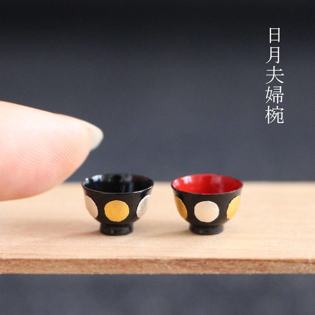 日月の文様をモチーフにしたミニチュア漆器