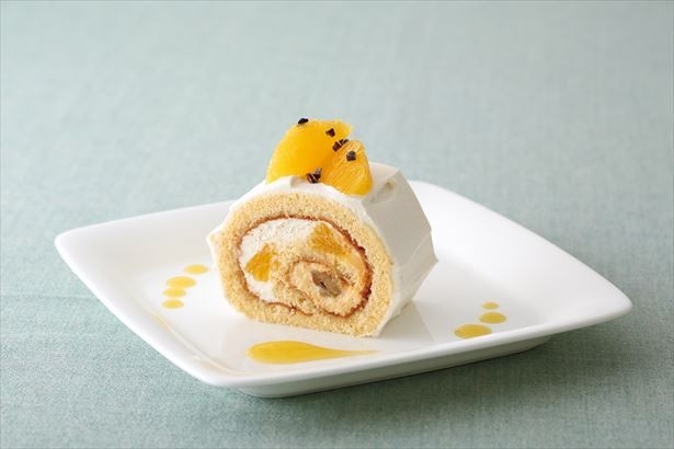 「でこぽんとキャラメルバナナのロールケーキ 」(756円) は3月1日(水)から 3月31日(金)までの販売