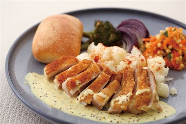 「グリルチキンとマッシュポテトのプレート 」(1620円、小倉コレット井筒屋は1512円) は3月1日(水)から 5月31日(水)までの販売