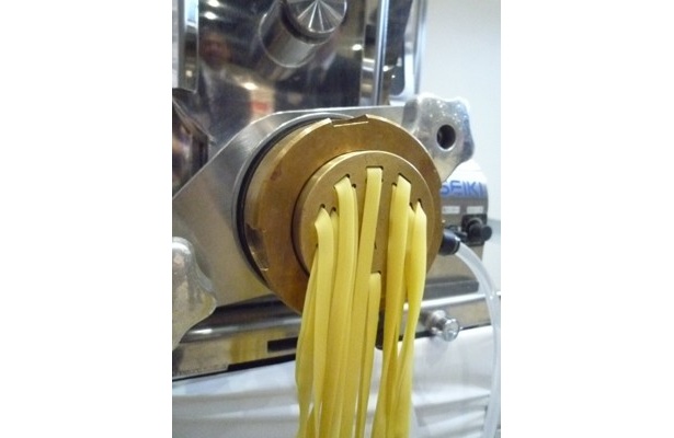 「真空押し出し製法のパスタマシン」を全国17か所の製造工場すべてに導入