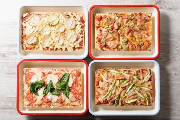 「フラッグピザ」。右上から時計回りに、チョリソー＆ハラペーニョ、ベーコン＆アスパラ、フレッシュトマトマルゲリータ、ポテマヨガーリック※画像はイメージ