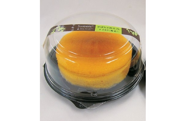 直径約9cmと大きめサイズで食べ応えたっぷりの「かぼちゃのスフレ」(240円)　「ファミリーマート」