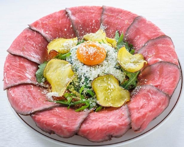フォーリンデブはっしープロデュース！フォトジェ肉！ローストビーフ丼」は、「かんぽ Eat ＆ Smile Cafe」で提供される