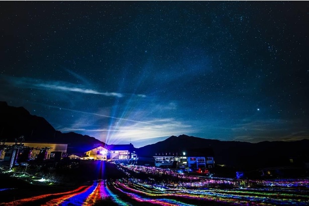 光のアートと谷川岳の星空の共演は、息を呑む美しさ