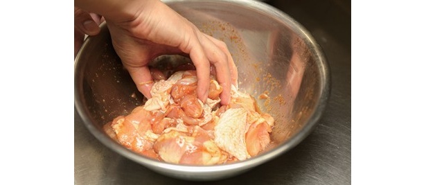 ひと口大の鶏モモ肉に、調味液がなくなるまでもみ込み15分ほど寝かせる