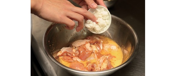 次に混ぜるのは「卵、サラダ油、ご飯」。これは、揚げている最中にサラダ油が抜けて細かな空洞ができサクッと、そしてご飯はカリッとなる効果があるから