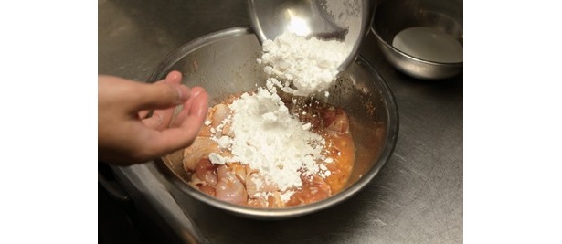 次に混ぜるのは、片栗粉と小麦粉。小麦粉を入れることで、冷めても衣が崩れずおいしさが保てる
