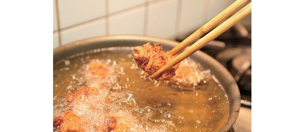 油から揚げる直前は180℃に。高温で10秒ほど揚げれば、油抜けがよくなりカリッとしたからあげの完成だ！