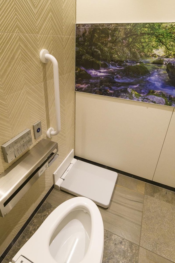 トイレの個室には、日本全国の風景写真のパネルが設置されている