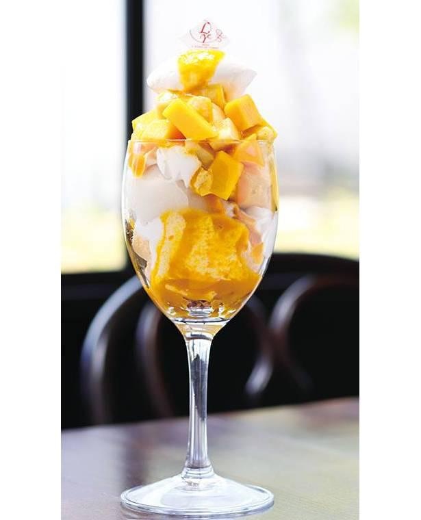 果肉のほか、ソースやソルベにもマンゴーを使用した「アップルマンゴーのパフェ」(1400円) / L’ECRIN DE YUMIKO
