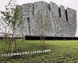 「角川武蔵野ミュージアム」がプレオープン！隈研吾デザインの巨大建築にギャラリーやマンガ・ラノベ図書館が入居