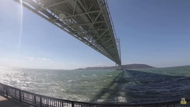 明⽯海峡⼤橋を真下から眺められる。橋の向こうは淡路島