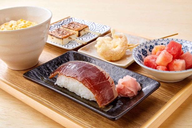 Cafe THE SUN「おいしい浮世絵展 御膳」町人文化が花開いた文政年間に登場したといわれる握りずし。卵とじ丼、豆腐田楽、海老の天麩羅、水菓子のスイカまで江戸の食づくしの御膳
