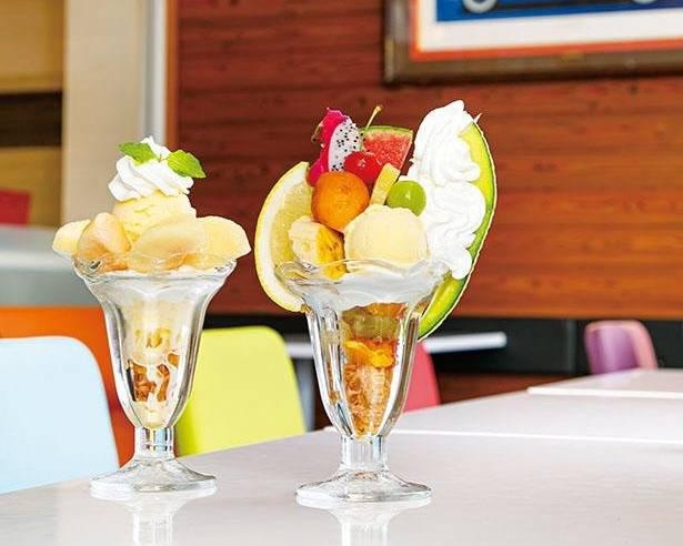 「セリーヌ特製 フルーツパフェ」(1380円、右)のほか夏限定の「あかつきパフェ」(1500円、左)も人気 / フルーツショップ セリーヌ