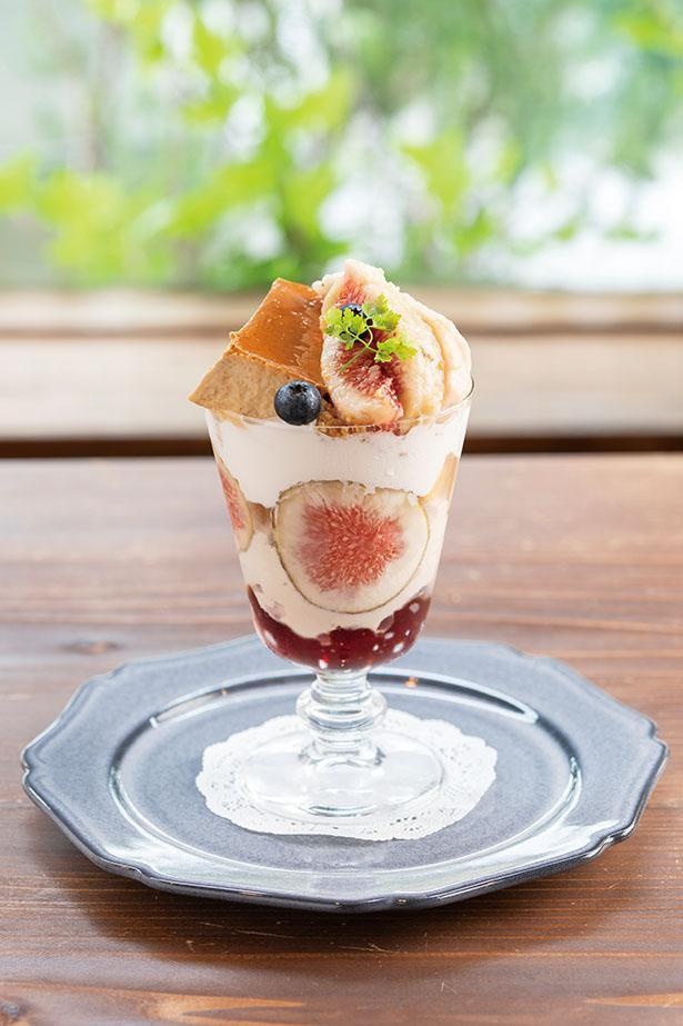 硬めの食感のカスタードプリンと旬のイチジクがコラボ！「イチジクとプリンのパフェ」(税込 1200円) / cafe cachette