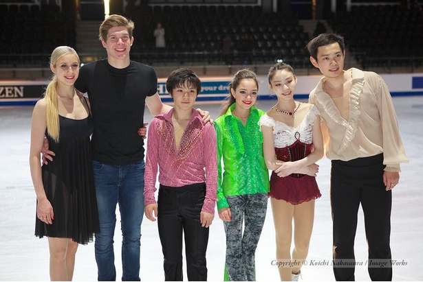 優勝者だけでの記念撮影。中央は宇野昌磨とメドベージェワ