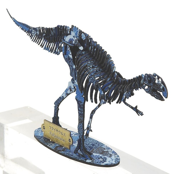 精密に骨格を再現した3Dパズルの「FPDM監修3Dペーパーパズル NEW越前和紙 【フクイサウルス(藍)】」(税込2200円)