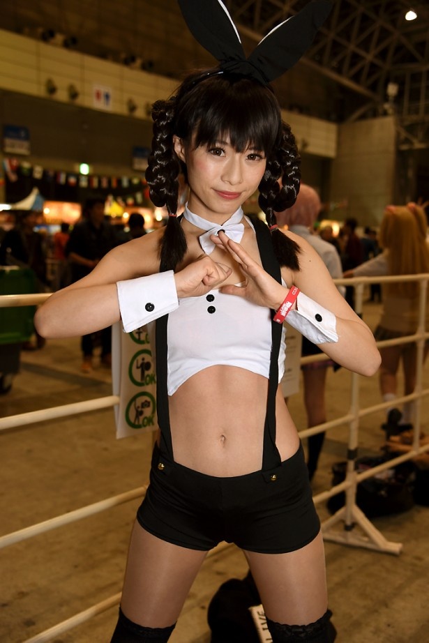 「DEAD OR ALIVE」シリーズのレイファンに扮する天津いちはさん