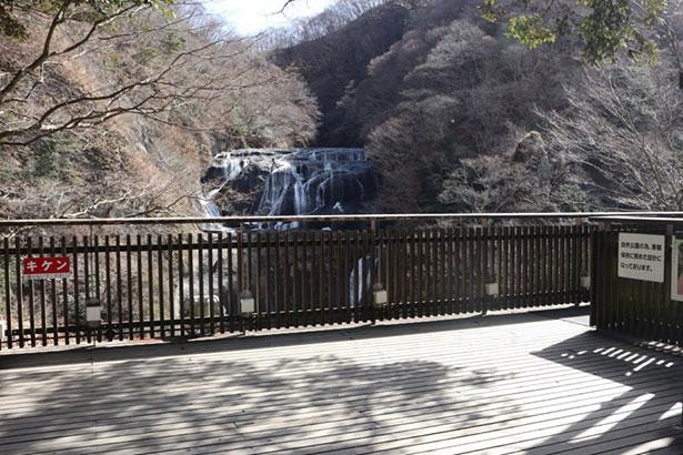 第2観瀑台からは四段に流れる滝の全景を鑑賞できる